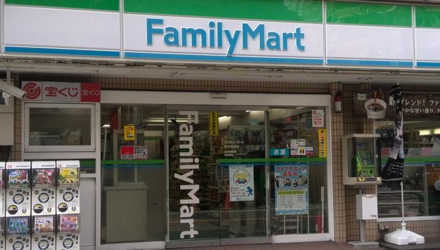 コンビニ　ファミリーマート熊代栄町店（コンビニ）まで359m