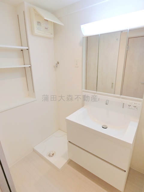 洗面設備　3面鏡の独立洗面台　洗濯機置き場