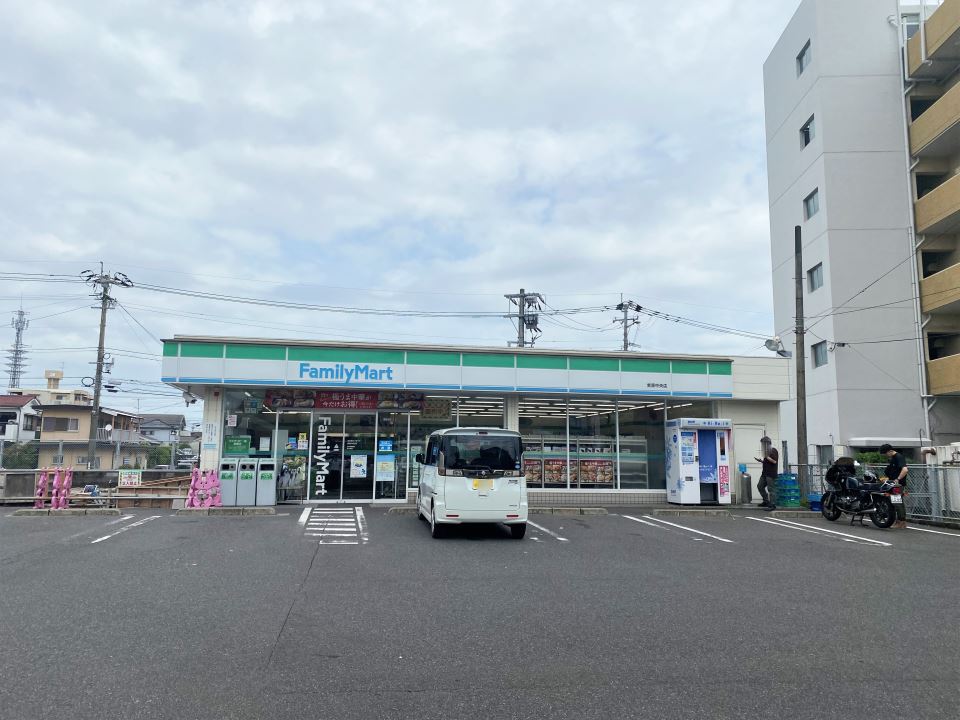 コンビニ　ファミリーマート（コンビニ）まで348m