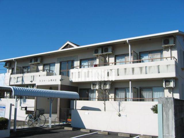 建物外観　高台に建つ白色の明るい外観