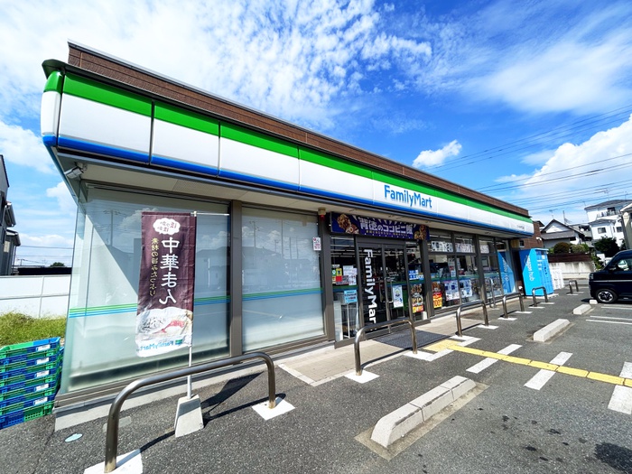 コンビニ　ファミリーマート（コンビニ）まで550m