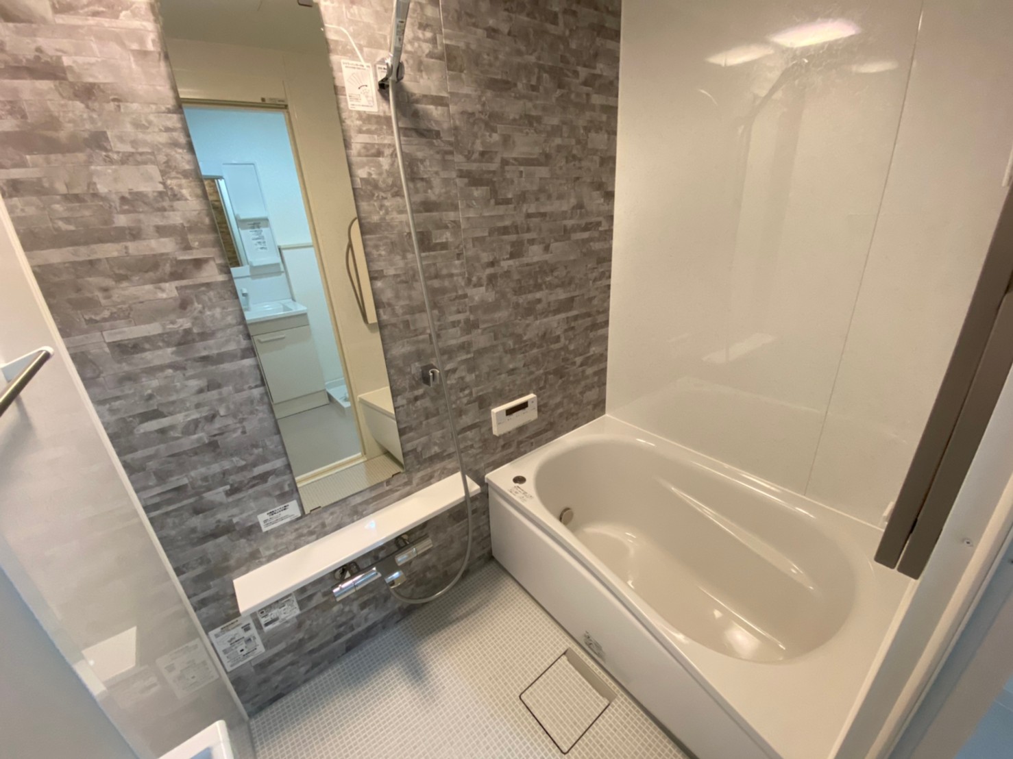 バス・シャワールーム　※同建物の別のお部屋の写真です。