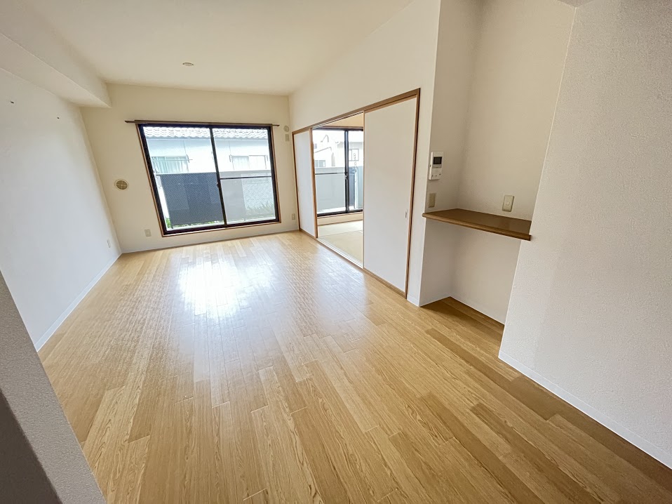 居室・リビング　※同建物の別のお部屋の写真です。
