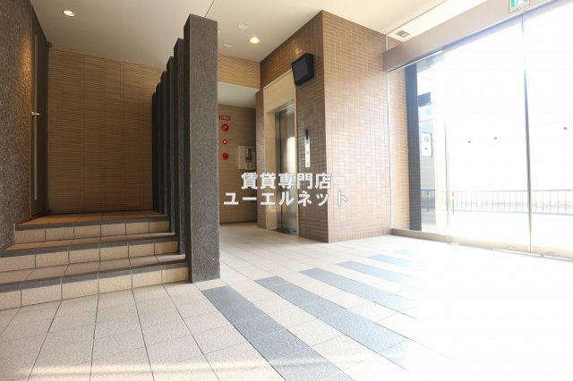 エントランス　毎日通る場所だからこそ、洗練された空間に