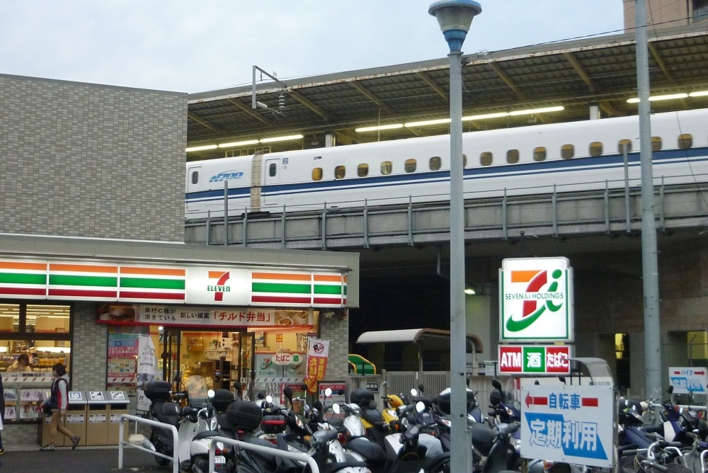 コンビニ　セブンイレブン「新横浜駅南口店」（コンビニ）まで191m