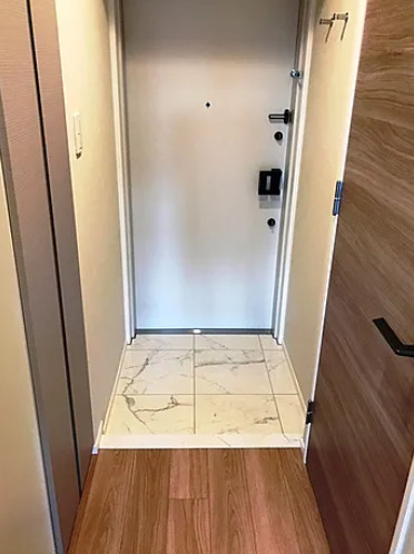 玄関　※反転タイプのお部屋の写真を使用しています。