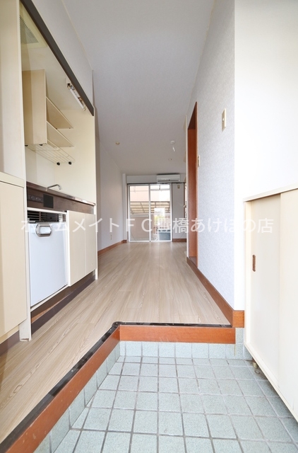 玄関　同型別部屋写真（反転）