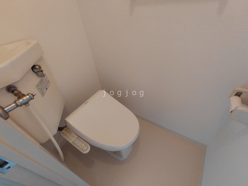 トイレ　嬉しい温水洗浄便座付きのトイレです。