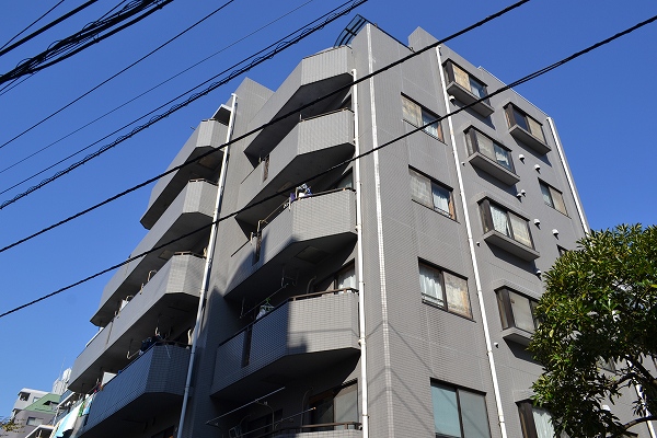 建物外観　タイル張りの綺麗なマンション。
