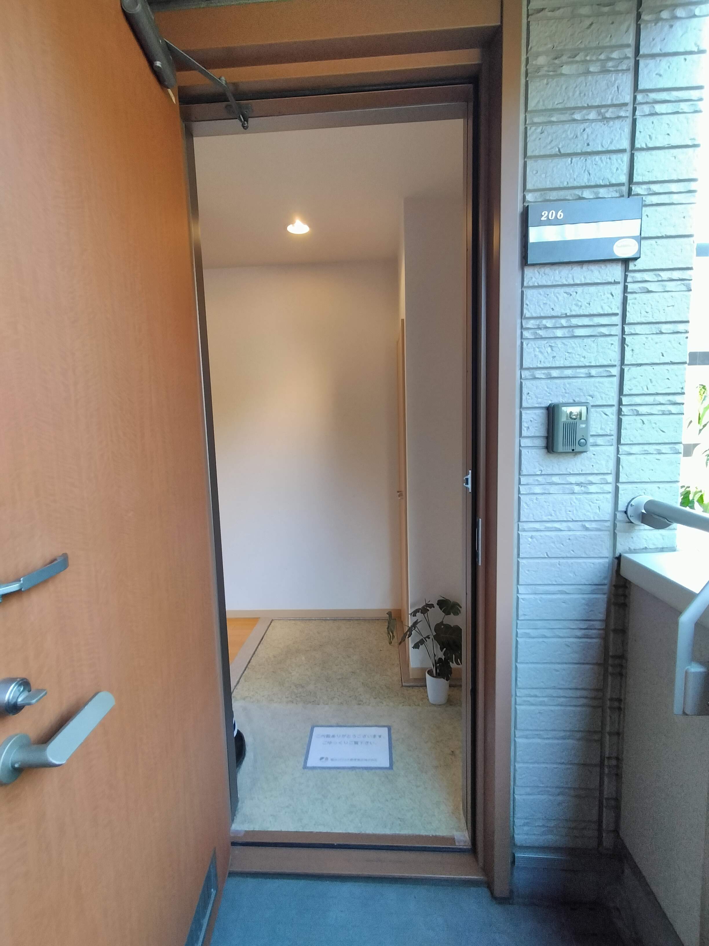 玄関　画像は他室のものとなります