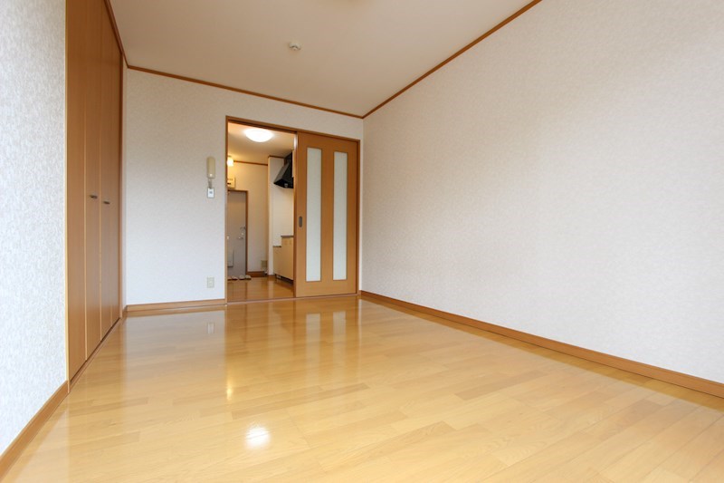 居室・リビング　フローリングの洋室。別部屋参考写真。