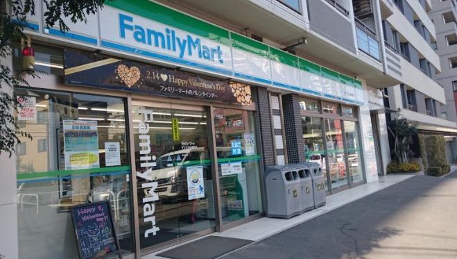 コンビニ　ファミリーマート市谷柳町店（コンビニ）まで201m