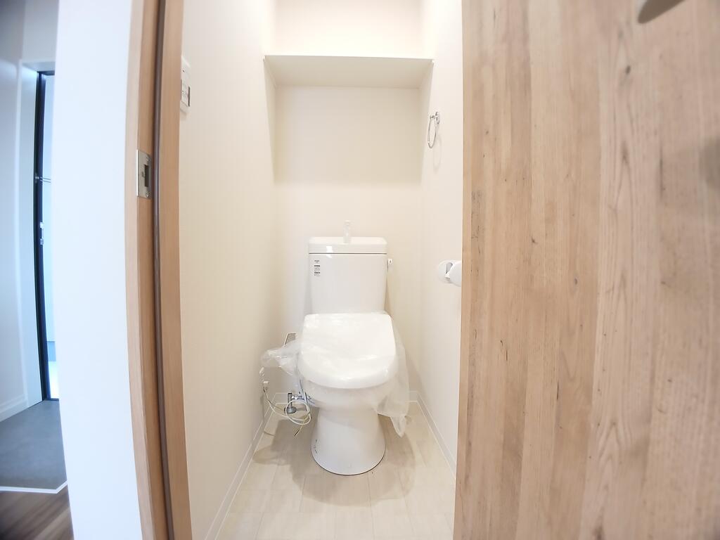 トイレ　トイレの上に棚があって便利♪　※別号室