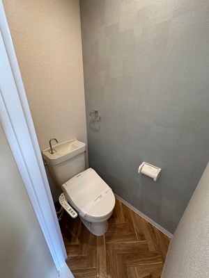 トイレ　トイレは温水洗浄便座付き！・人気のバス・トイレ別です♪横には