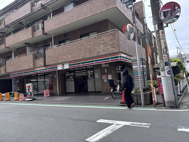 コンビニ　セブンイレブン上目黒３丁目店（コンビニ）まで90m