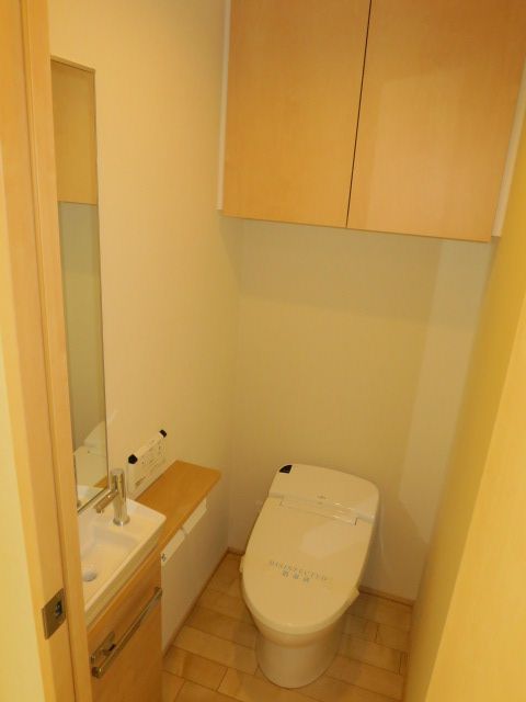 東京メトロ日比谷線 広尾駅 徒歩10分 9階建 築11年のトイレ写真
