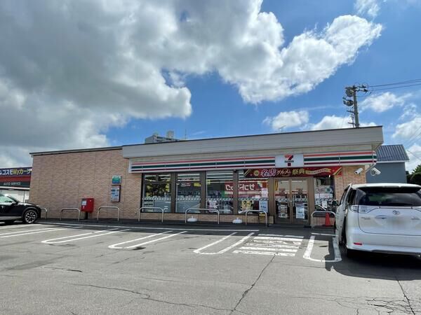 コンビニ　セブンイレブン北広島美沢店（コンビニ）まで1111m