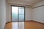 居室・リビング　端部屋ですので横窓がありますね。