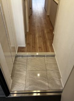 玄関　参考写真：別部屋タイプ