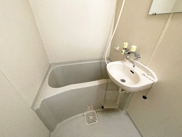 バス・シャワールーム　※室内写真は家具・家電設置時のサンプル写真。