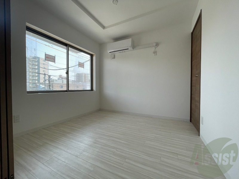 その他部屋・スペース　寝室はこちらです。光が差し込む、温かみのあるお部屋です。