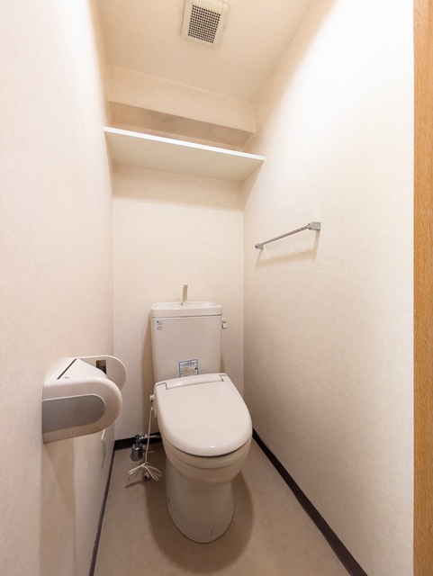 トイレ　※クリーニング前の参考写真です