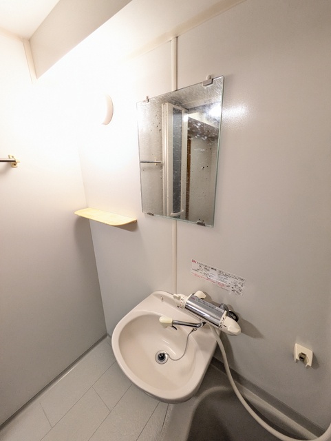 洗面設備　※クリーニング前の参考写真です