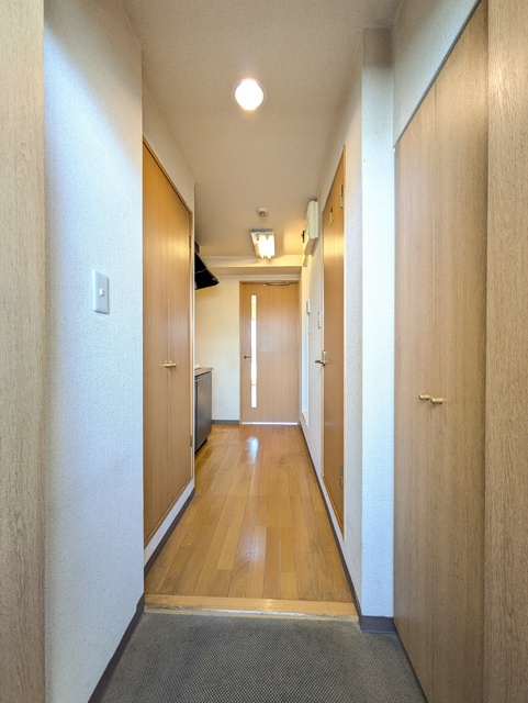 玄関　※クリーニング前の参考写真です