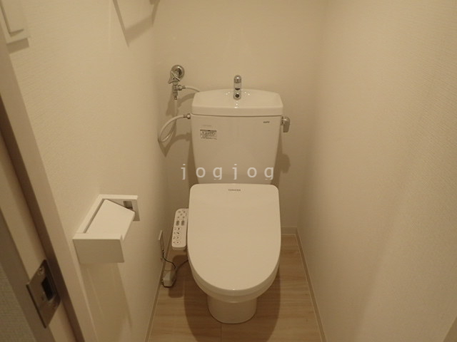 トイレ　嬉しい温水洗浄便座付きのトイレです。