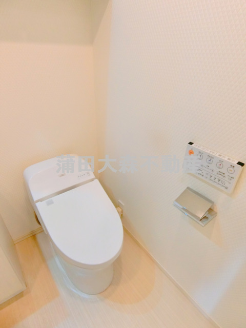 トイレ　温水洗浄便座付きのタンクレストイレ