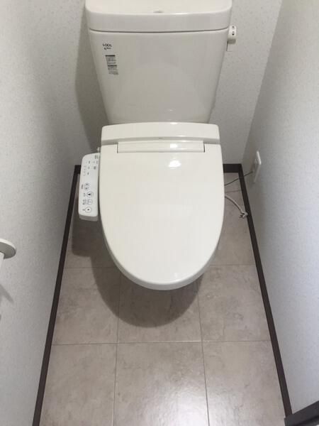 トイレ　落ち着いた色調のトイレです
