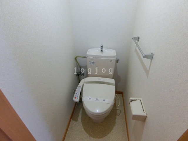 トイレ　嬉しい温水洗浄便座付きのトイレです。