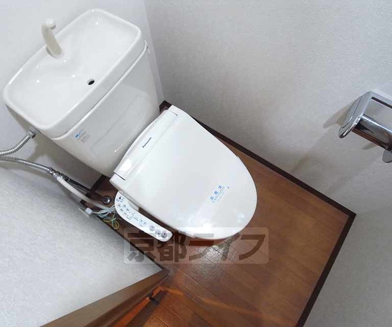 トイレ　ウォシュレット機能付きです。