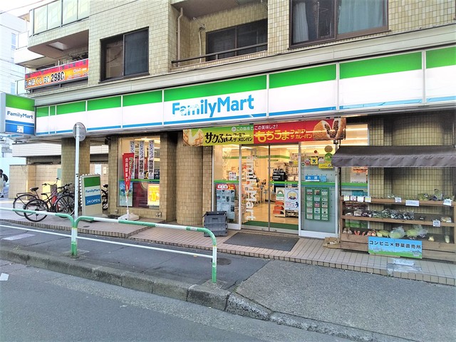 コンビニ　ファミリーマート用賀二丁目店（コンビニ）まで450m
