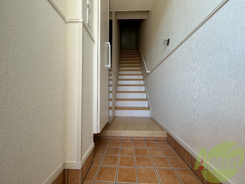 玄関　玄関からの様子です。すぐ部屋が見えないのは安心ですね。