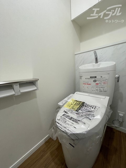 トイレ　収納棚付きでスッキリ収納可能！
