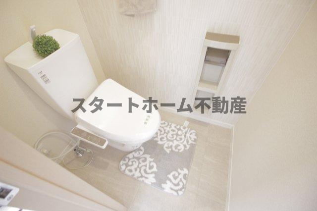 トイレ　落ち着いた色調のトイレです