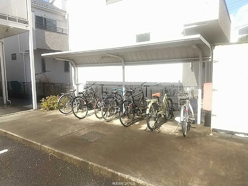 その他共有部分　屋根付きの駐輪場です。