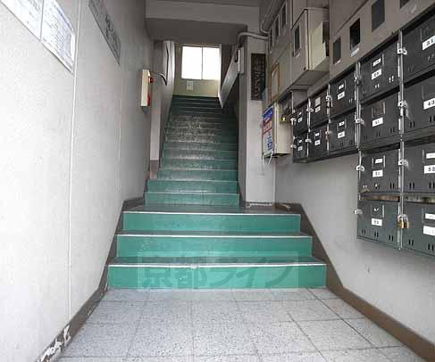 【京都市伏見区深草下川原町のマンションのエントランス】