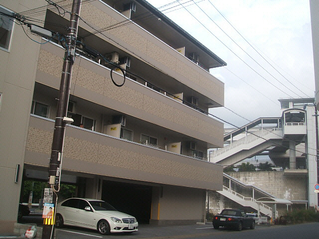 那覇市銘苅のマンションの建物外観