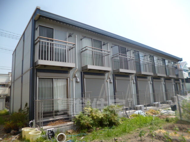 茨木市島のアパートの建物外観