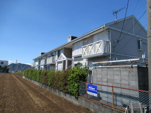 田方郡函南町塚本のアパートの建物外観
