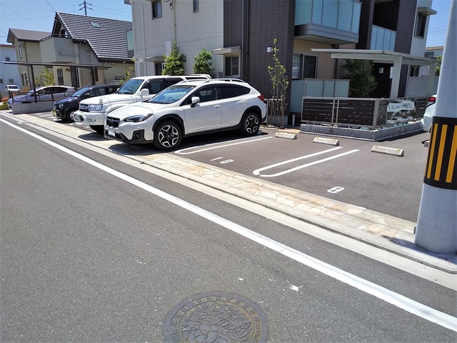 【松山市南江戸のマンションの駐車場】