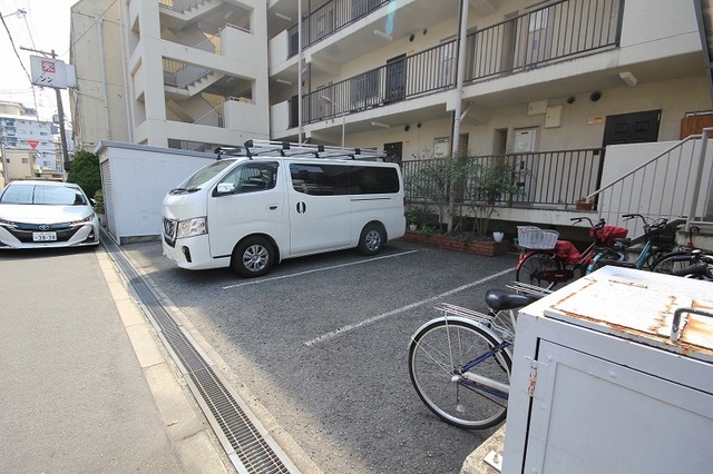 【大阪市阿倍野区阪南町のマンションの駐車場】