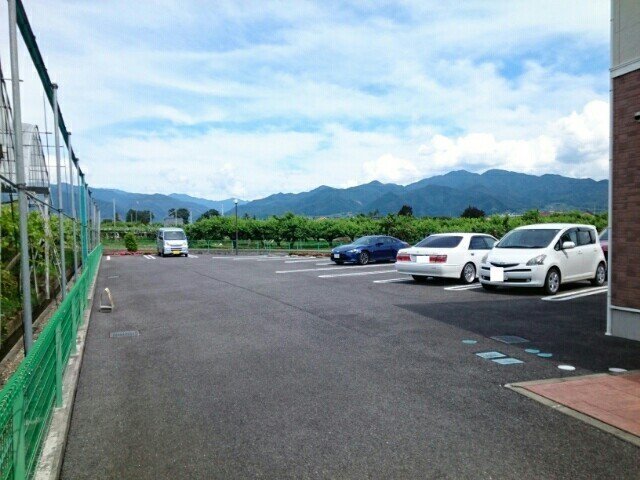 【笛吹市一宮町田中のアパートの駐車場】