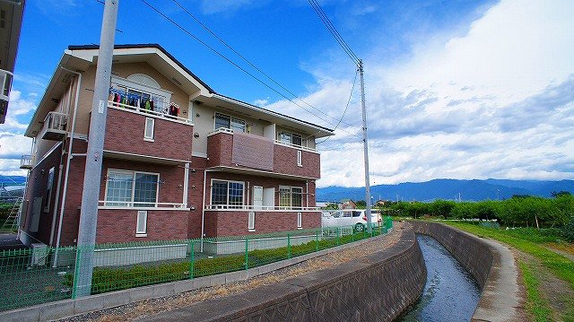 【笛吹市一宮町田中のアパートの建物外観】