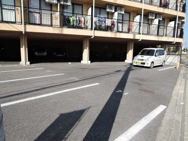 【愛教マンション安井の駐車場】