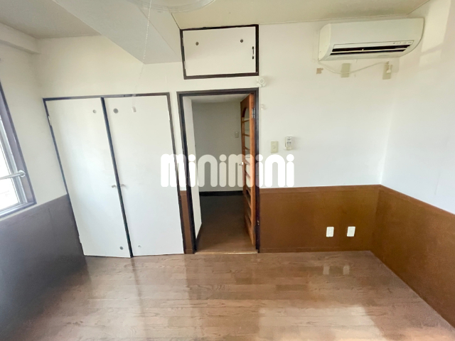 居室・リビング　角部屋なので、窓がニ面にあり明るいです。