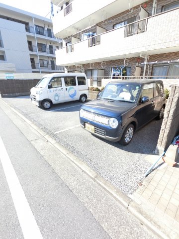 【カーサシェンナの駐車場】