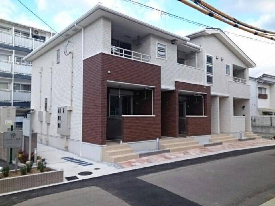 松山市宮西のアパートの建物外観